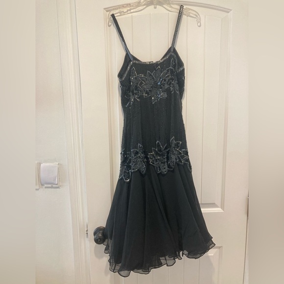 Black Tie silk beaded dress size 4 - Picture 4 of 10